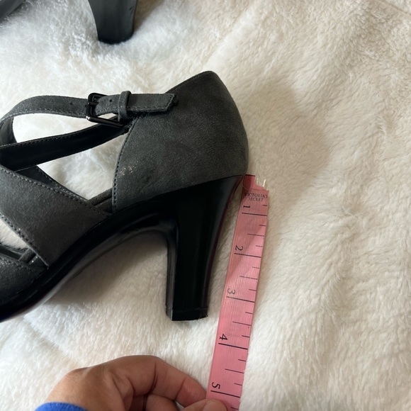 Aerosoles postage Gray Suede Cross Strap Comfort Pumps Closed Toe Heels size 8 - Picture 6 of 11